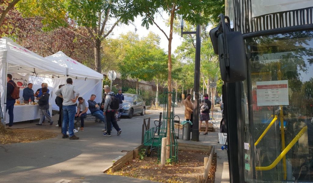 Busabri Photo de volontaires tenant un stand devant le busabri